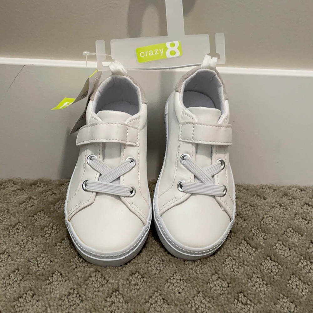 New crazy 8 white casual shoe